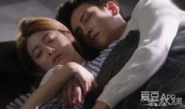 男女上床的视频,一场激情四溢的视觉盛宴